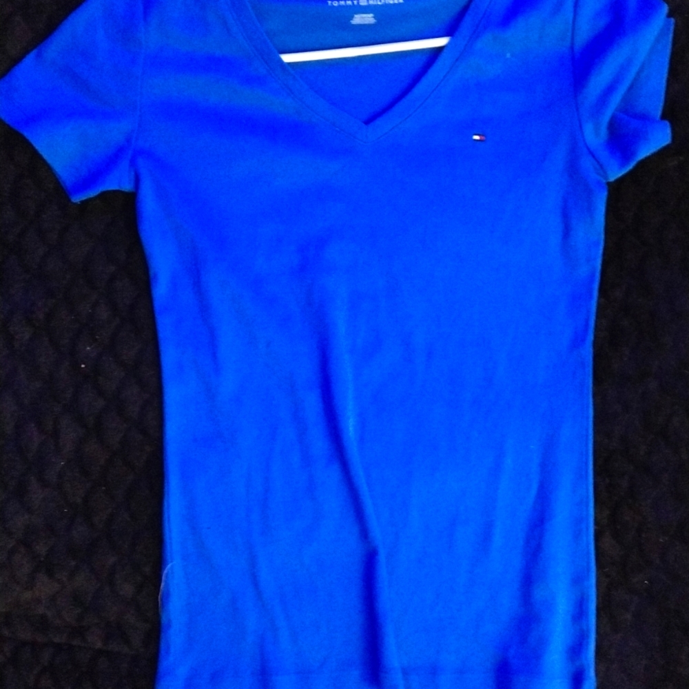 Xs women's  NWOT Tommy Hilfiger bright blue t -shirt it has not been worn